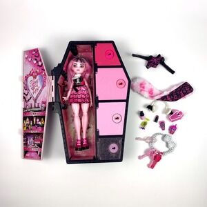 Monster High Skulltimates Secrets Fearidescent Draculaura Doll Coffin Locker SEE